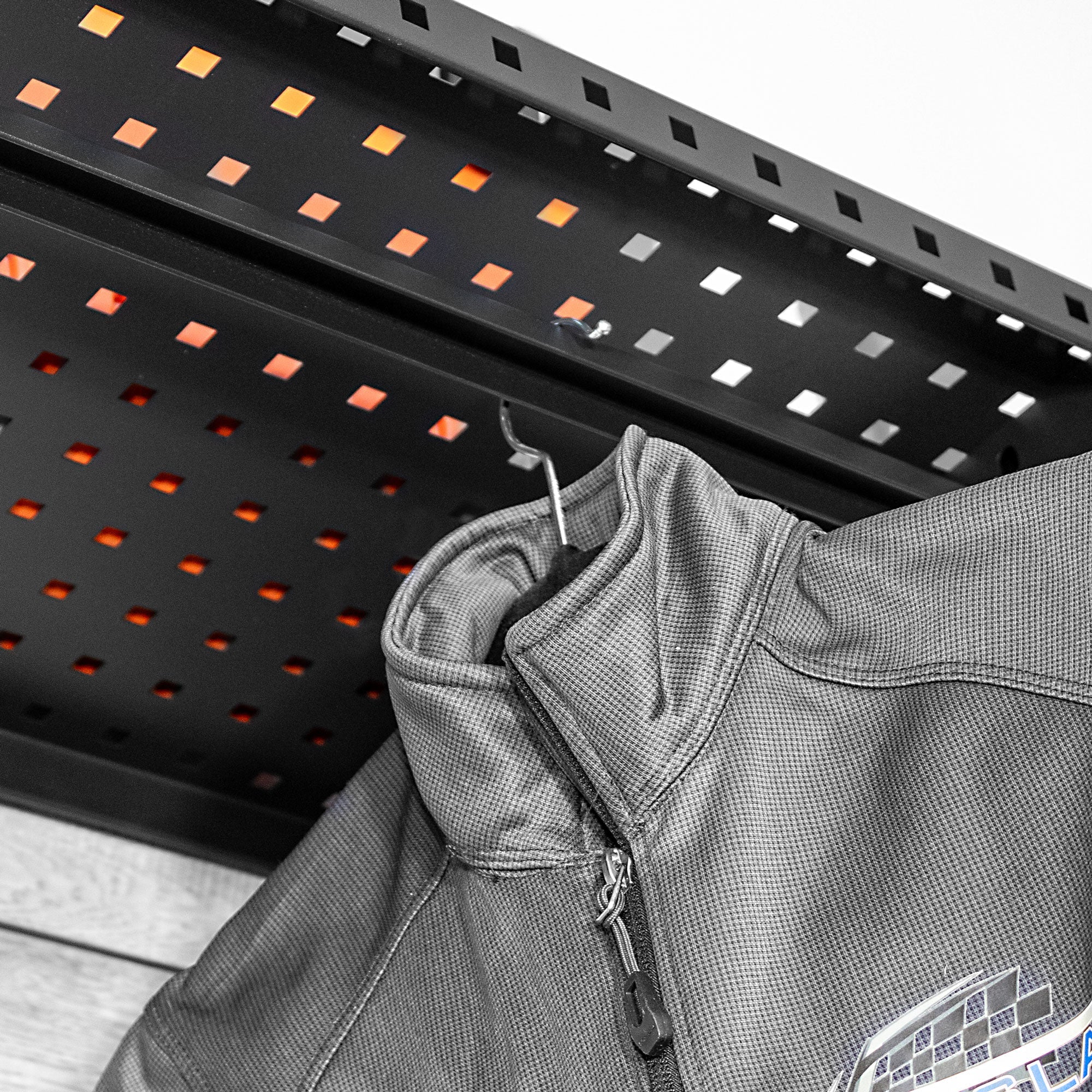 STEALTH Étagère en métal ultra-robuste de48 po avec pôle à vêtements