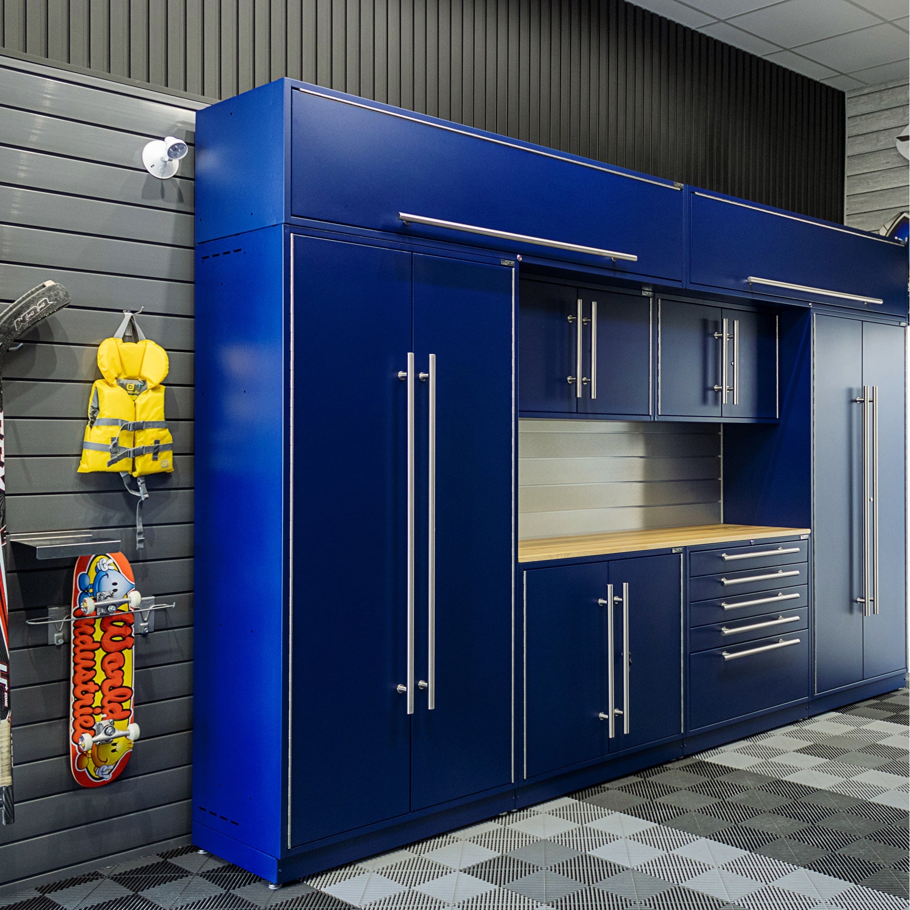 Armoires LUX – Ensemble de 16 pieds – Coffres à outils + Armoires supérieures