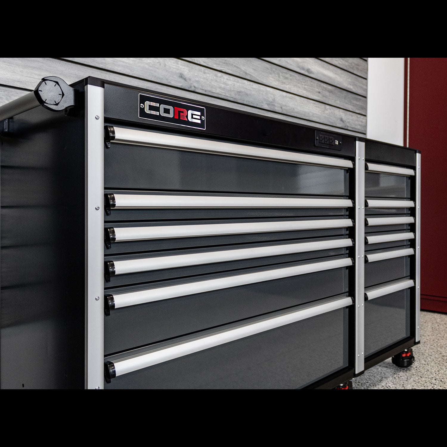 88 Series - 13 Drawers with Tall Locker - Black Handles - Traditional Casters